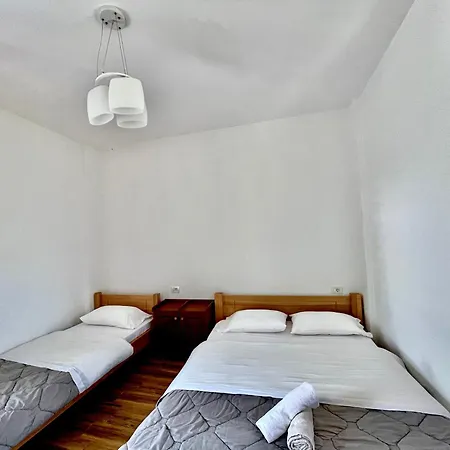 Lazer Cardaku Bed & Breakfast