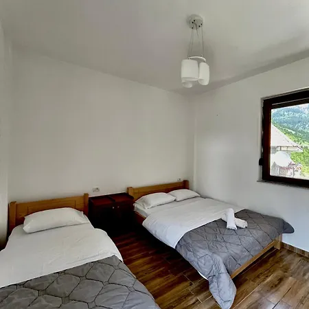 לינה וארוחת בוקר Lazer Cardaku 3*