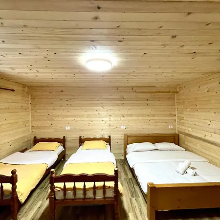 Lazer Cardaku לינה וארוחת בוקר