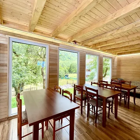 לינה וארוחת בוקר Lazer Cardaku 3*