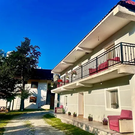 Lazer Cardaku Bed & Breakfast *