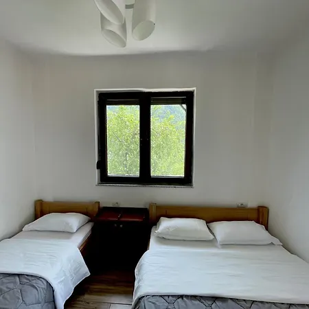 Lazer Cardaku Bed & Breakfast